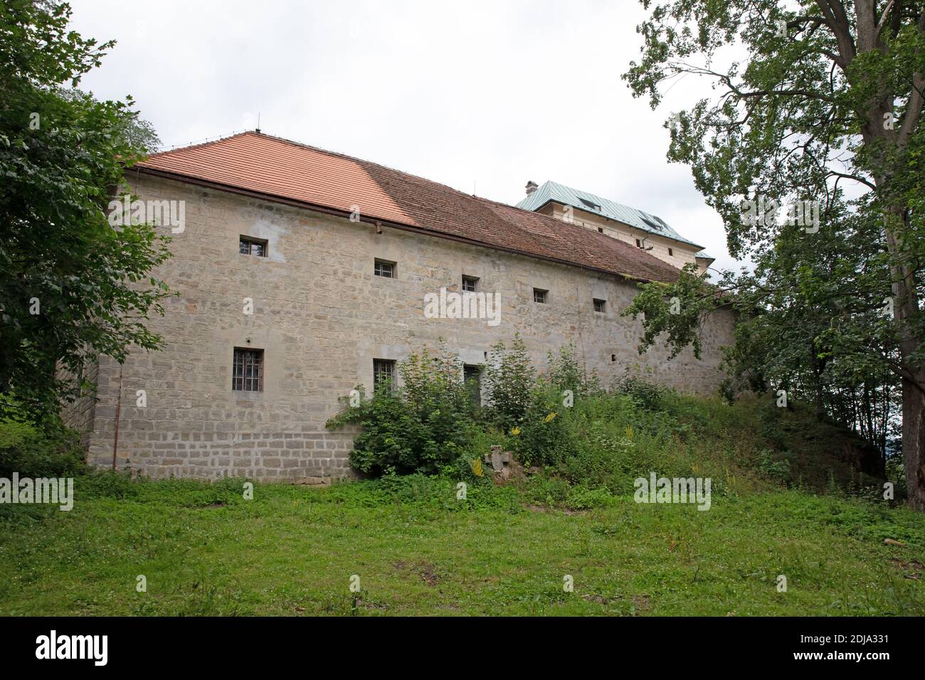 Sehr altes Haus neben einer Kaste in Europa, Tschechien Stockfoto