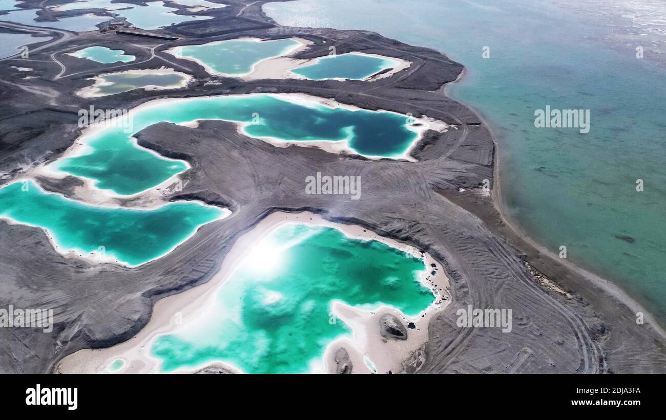 Peking, China. Oktober 2020. Luftaufnahme vom 30. Oktober 2020 zeigt einen Blick auf den Feicui-See in Haixi Mongolische und Tibetische Autonome Präfektur, nordwestlich der chinesischen Provinz Qinghai. Kredit: Zhao Yuhe/Xinhua/Alamy Live Nachrichten Stockfoto