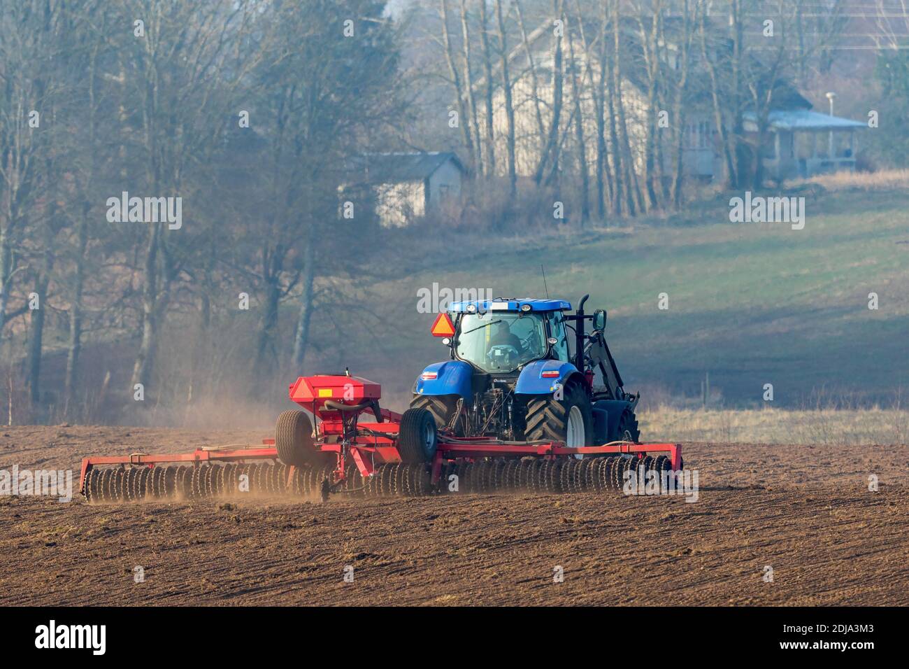 Traktor mit einem Cultipacker-Rollen auf dem Feld im Frühjahr Stockfoto Traktor mit einem Cultipacker-Rollen auf dem Feld im Frühjahr Stockfoto