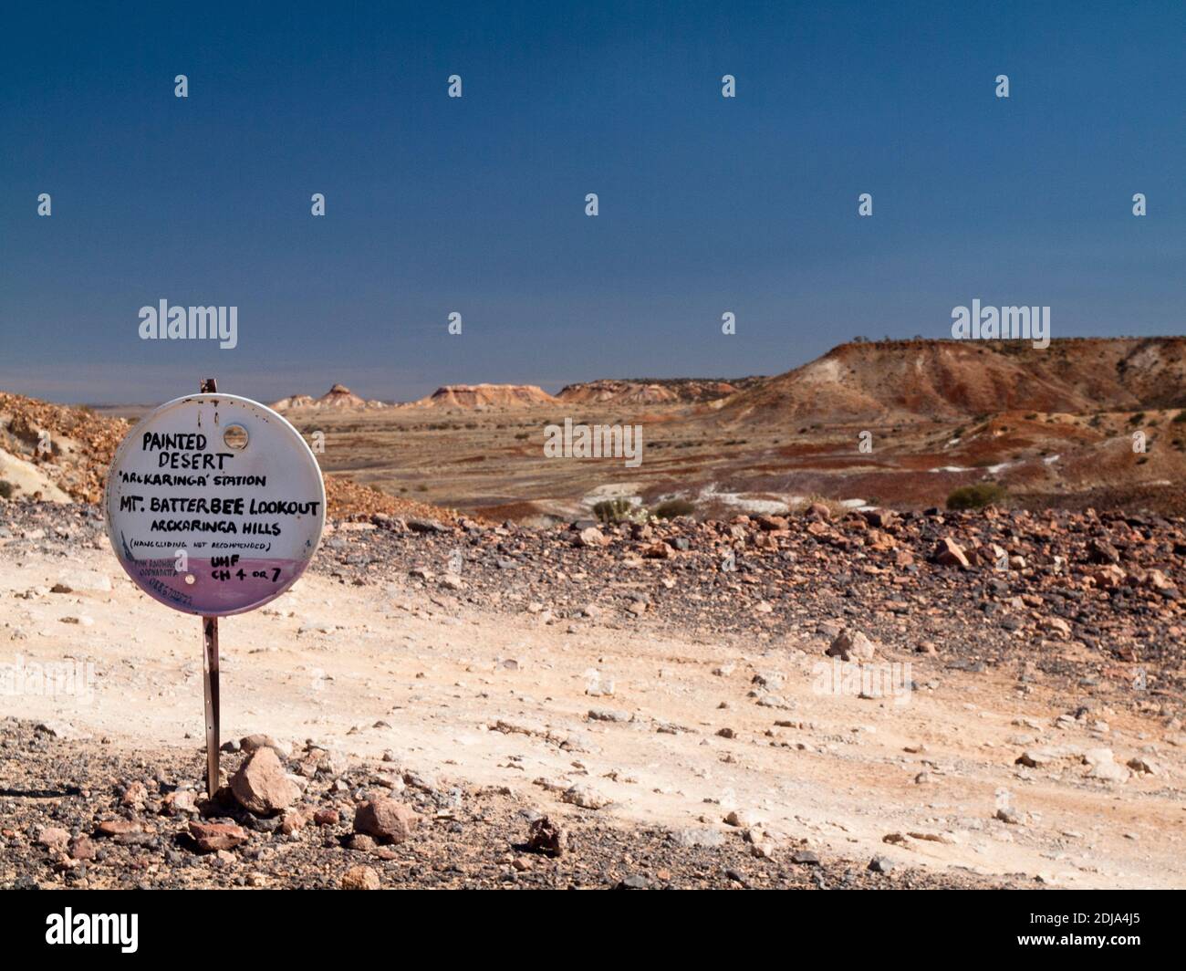 Mt. Batterbee Lookout-Schild aus einem 44 Gallonen Trommeldeckel, Painted Desert, Arckaringa Station, South Australia. Stockfoto