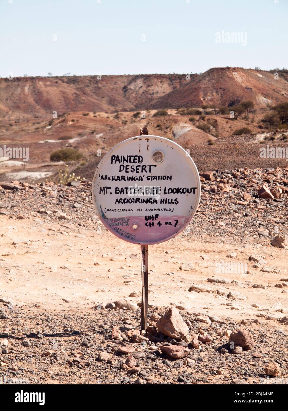Mt. Batterbee Lookout-Schild aus einem 44 Gallonen Trommeldeckel, Painted Desert, Arckaringa Station, South Australia. Stockfoto