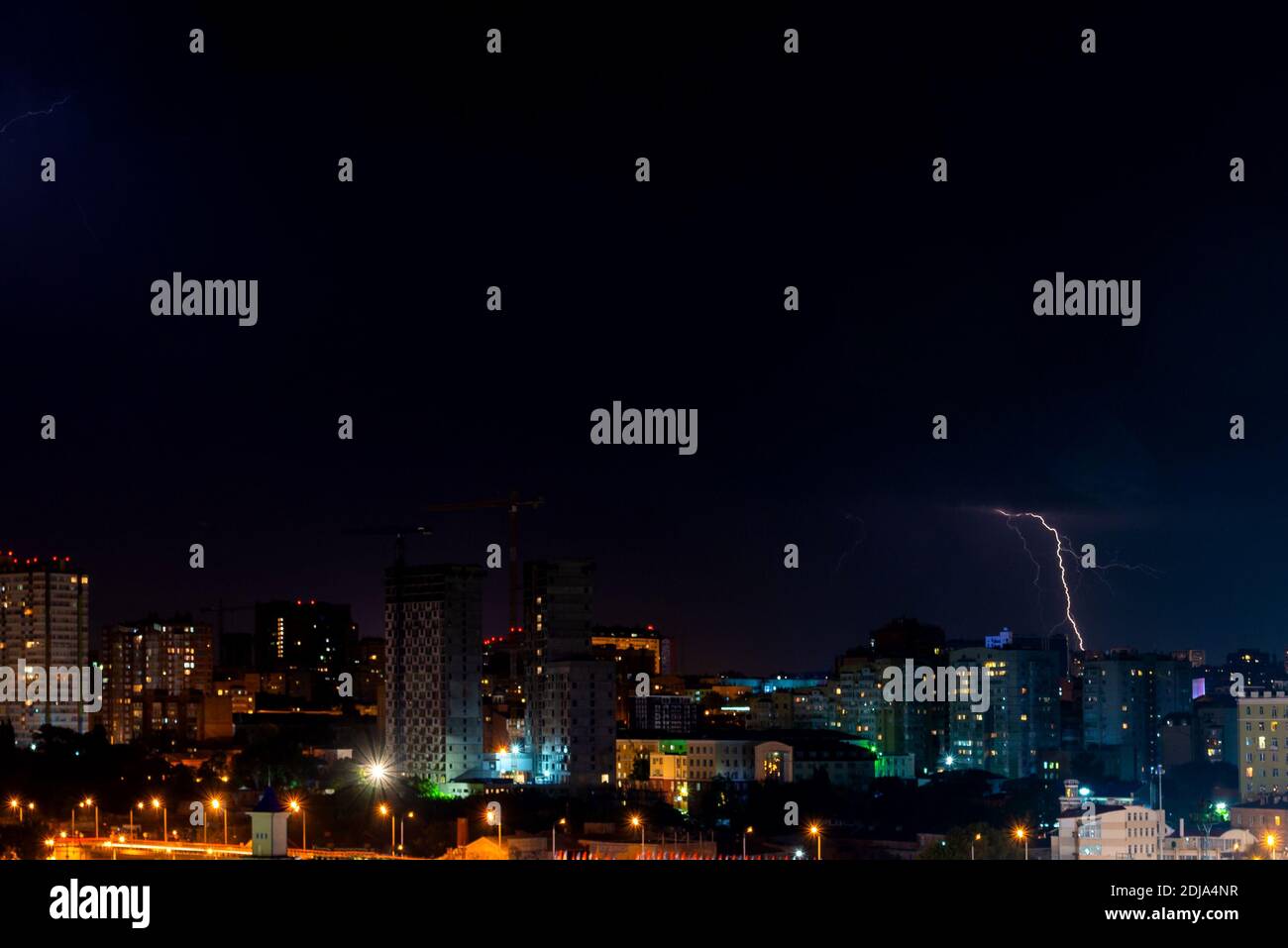 Donner, Beleuchtung und Sturm in den dunklen Nachthimmel. Stockfoto