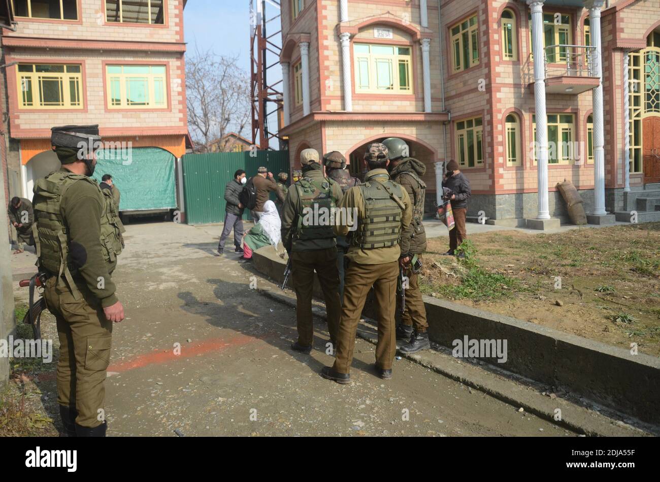 Srinagar, 14. Dezember 2020. Polizei und SOG sperrten das Gebiet ab, nachdem Aktivisten den PDP-Führer Parvaiz Ahmad in seinem Wohnsitz in Natipora angegriffen hatten. Kredit: Majority World CIC/Alamy Live Nachrichten Stockfoto