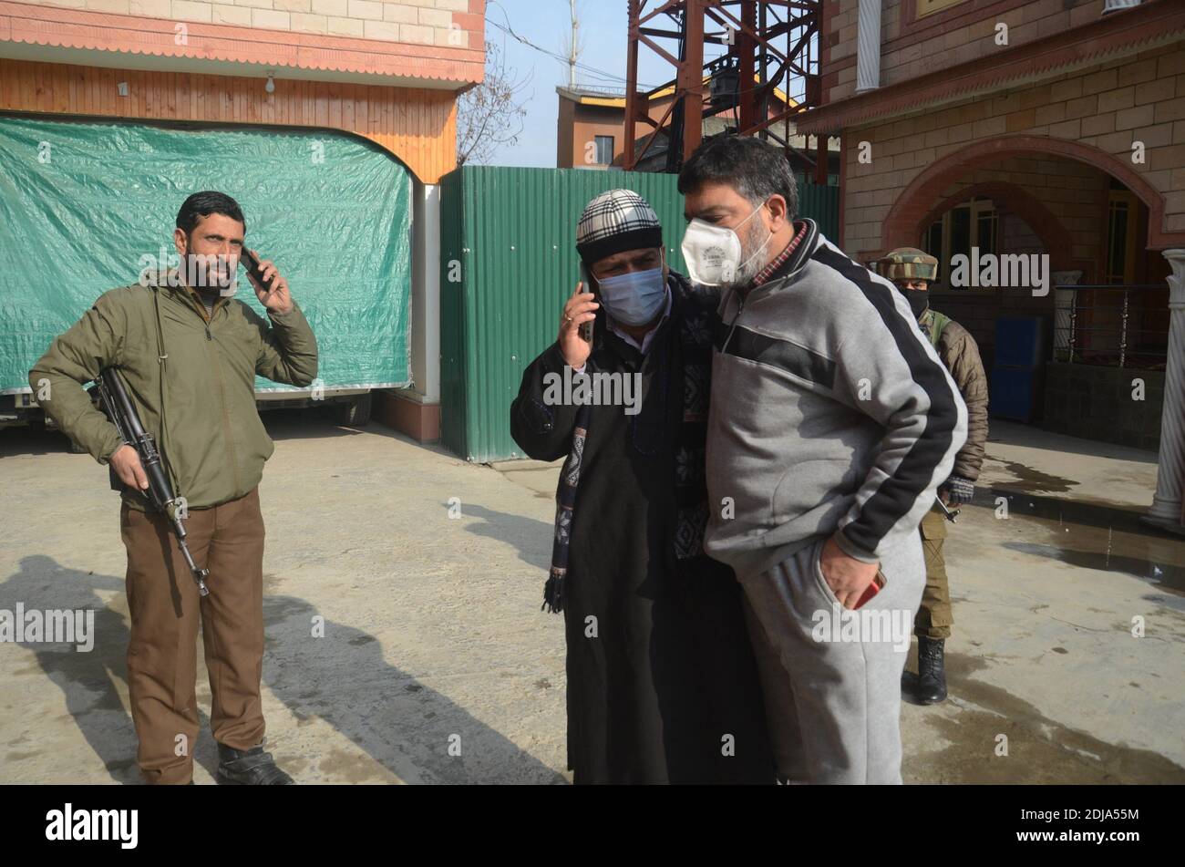 Srinagar, 14. Dezember 2020. PDP-Führer Parvez Ahmad, nachdem Aktivisten den PDP-Führer in seiner Residenz in Natipora angegriffen hatten. Kredit: Majority World CIC/Alamy Live Nachrichten Stockfoto