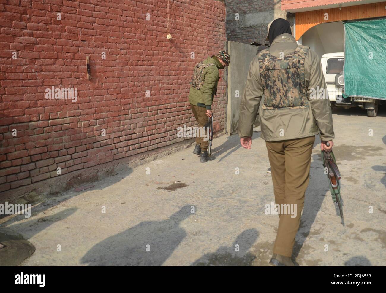 Srinagar, 14. Dezember 2020. Polizei und SOG sperrten das Gebiet ab, nachdem Aktivisten den PDP-Führer Parvaiz Ahmad in seinem Wohnsitz in Natipora angegriffen hatten. Kredit: Majority World CIC/Alamy Live Nachrichten Stockfoto