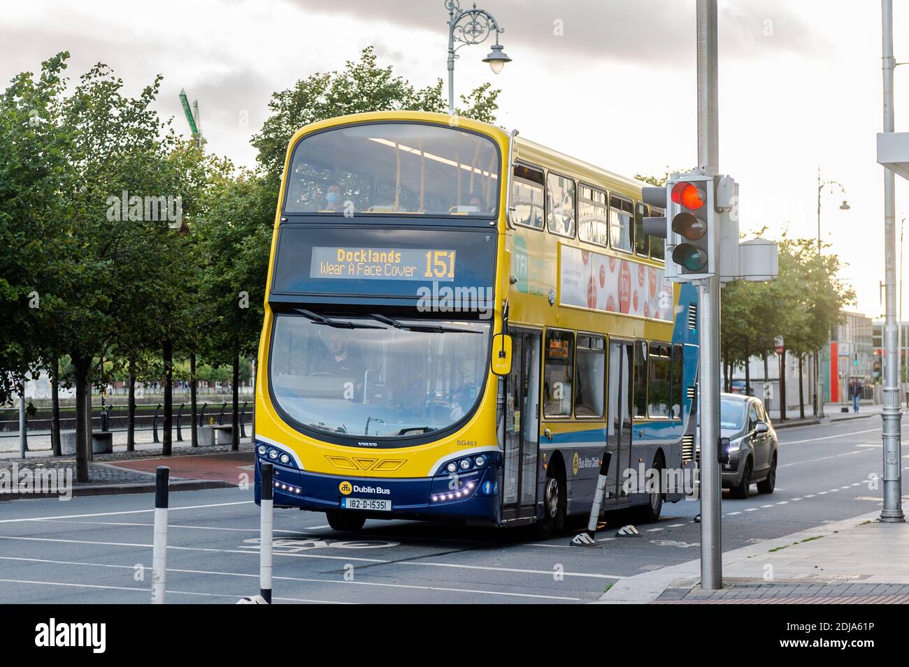 Dublin Bus zeigt in Dublin, Irland, eine Meldung mit dem Titel „Wear A Face Cover“ an. Stockfoto