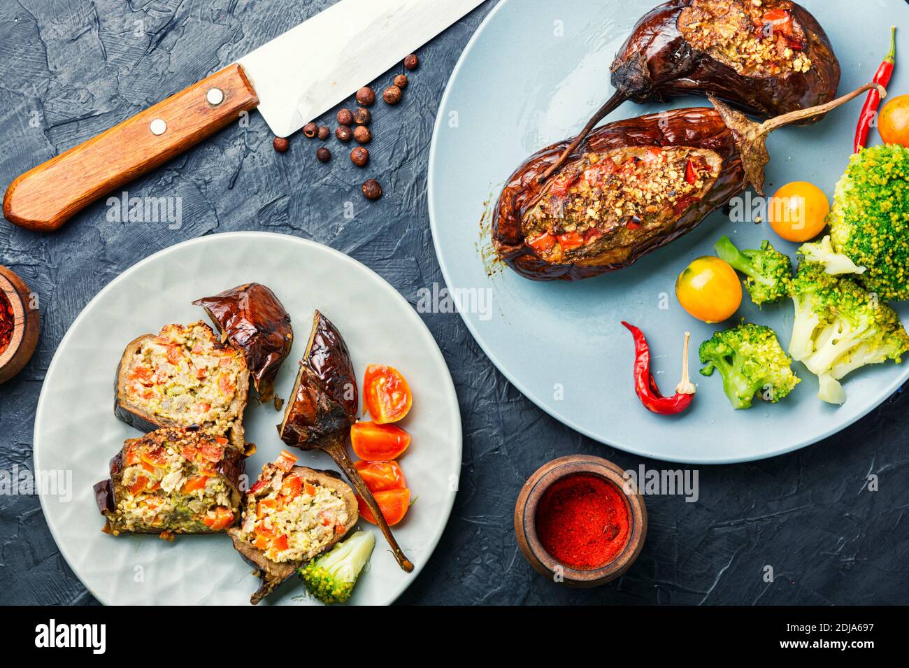 Gebackene Aubergine gefüllt mit Tomaten, Brokkoli und Pfeffer. Stockfoto