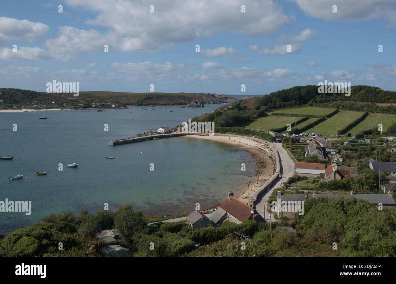 Luftaufnahme von New Grimsby Bay, Hafen und Strand auf der Insel Tresco auf den Scilly-Inseln, England, Großbritannien Stockfoto