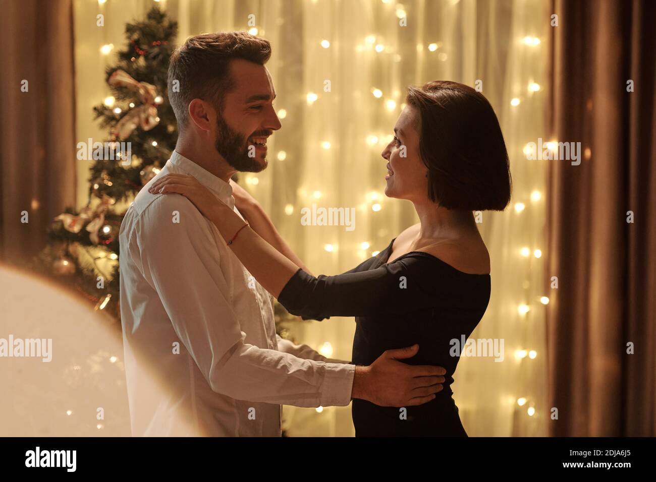 Romantisches junges Paar im Gespräch miteinander beim Tanzen Silvester Stockfoto