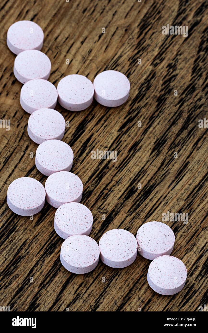 Nahaufnahme von Vitamin B-12 (Methylcobalamin+Dibencozide) Kautabletten. Ernährungskonzept. Nahrungsergänzungsmittel. Stockfoto