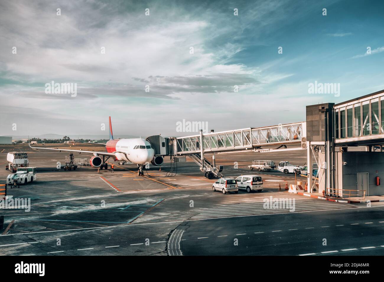Jet-Flugzeug dockte am Flughafen an Stockfoto