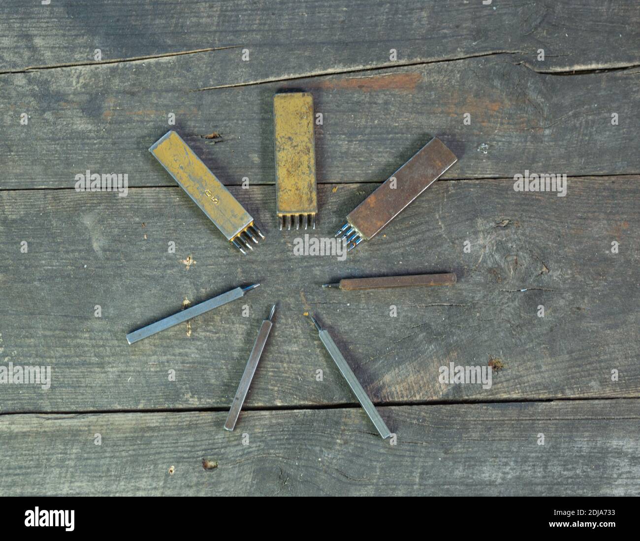 Set mit Lederinstrumenten. 4-Loch-Locher aus Leder. Hobby-Set von Handwerker. Stockfoto