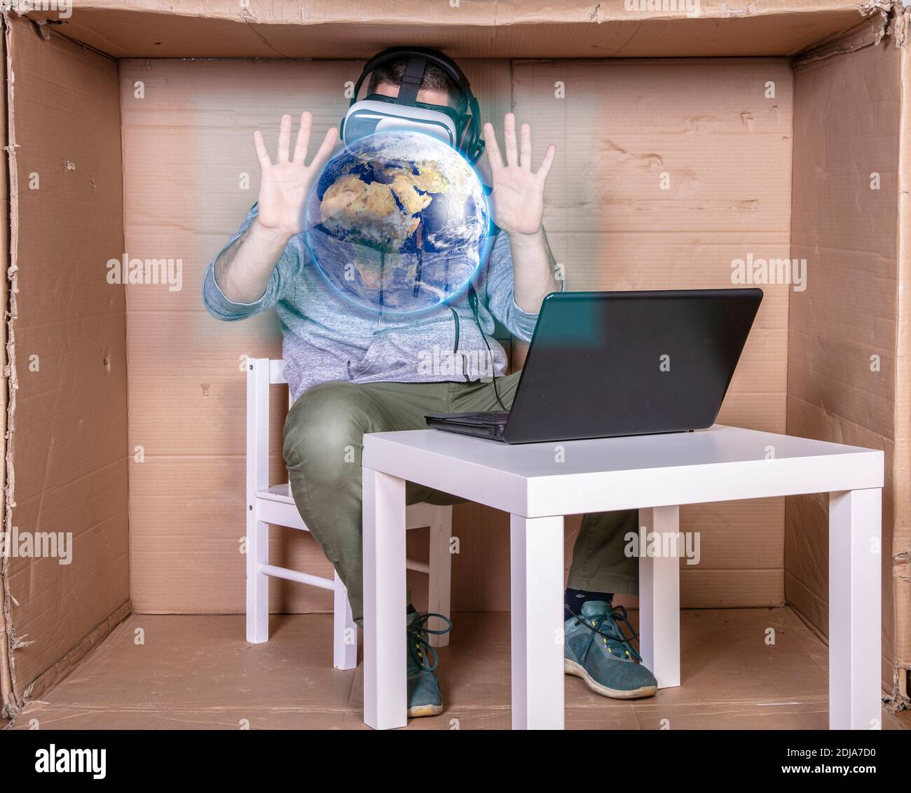 Mitarbeiter mit Virtual-Reality-Brillen, die in seinem Heimkarton arbeiten Büro Stockfoto