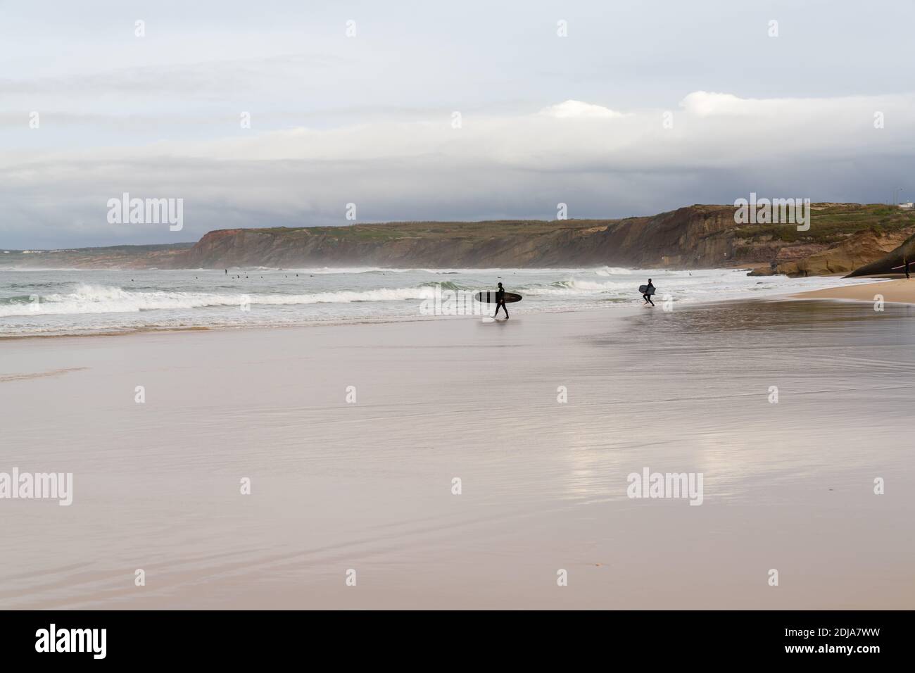 Baleal, Beira Litoral - Portugal - 13. Dezember 2020: Surfer und Bodyboarder gehen ins Wasser für eine lustige Surf-Session Stockfoto