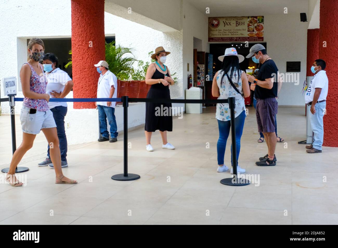 Covid-19 Präventionsmaßnahmen an der touristischen Stätte Mayan Von Uxmal in Yucatan Mexiko während der Pandemie Stockfoto