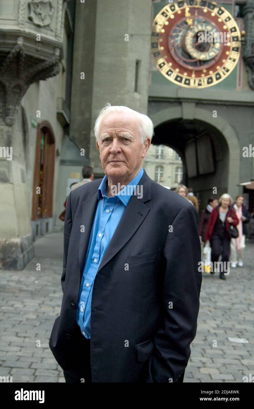 John le Carré steht vor dem Zytglogge (Uhrturm) in Bern (Foto vom 09/30/2010). Der Spionageroman-Schriftsteller John le Carré (79) sieht Russland wieder als Bedrohung für den Westen. Diesmal geht es jedoch nicht um eine militärische Bedrohung, sagte le Carré in einem Gespräch mit der Nachnachrichten-Agentur dpa. Viele Milliarden russischer Neuankömmlinge sind in westliche Finanzzentren geflossen. "Und das ist eine Gefahr - eine moralische Gefahr - für die westliche Gesellschaft." Die Verflechtung britischer Beamter mit der russischen Unterwelt ist ein zentrales Thema seines neuen Romans 'Verrater wie wir', der ebenfalls in Deutschland erscheinen wird Stockfoto