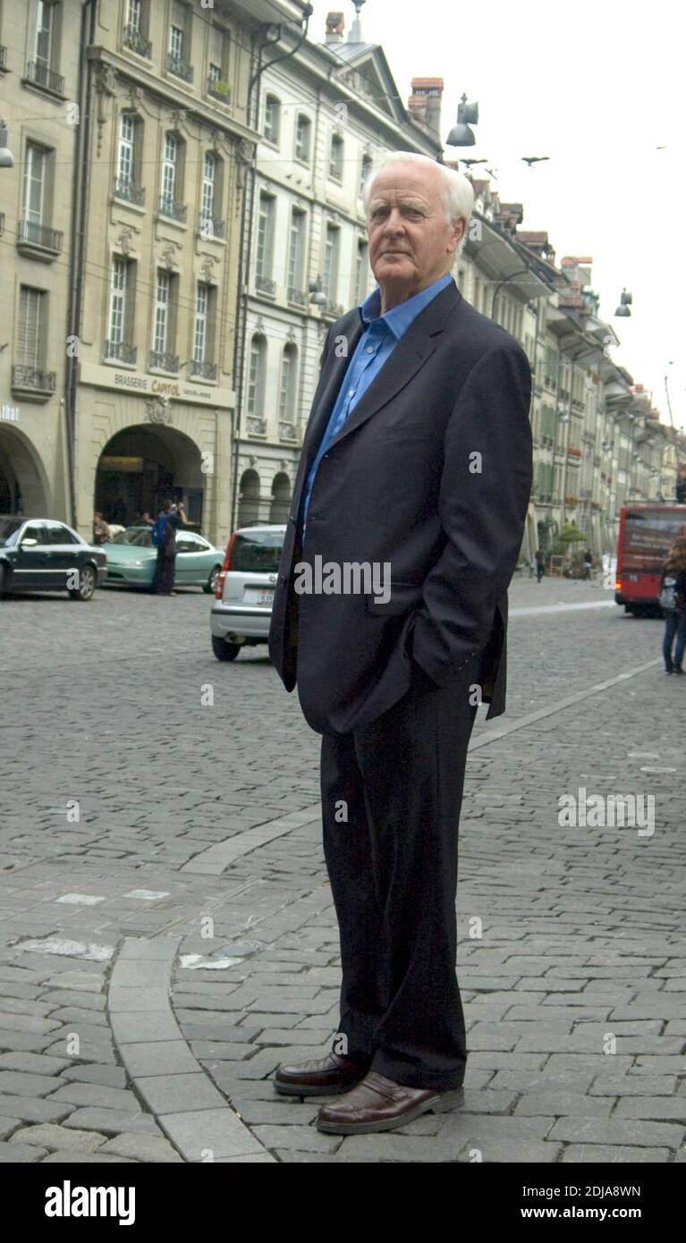 John le Carré in Bern (Foto vom 09/30/2010). Der Spionageroman-Schriftsteller John le Carré (79) sieht Russland wieder als Bedrohung für den Westen. Diesmal geht es jedoch nicht um eine militärische Bedrohung, sagte le Carré in einem Gespräch mit der Nachnachrichten-Agentur dpa. Viele Milliarden russischer Neuankömmlinge sind in westliche Finanzzentren geflossen. "Und das ist eine Gefahr - eine moralische Gefahr - für die westliche Gesellschaft." Die Verflechtung britischer Beamter mit der russischen Unterwelt ist ein zentrales Thema seines neuen Romans 'Verrater wie wir', der diese Woche (Oktober 29) auch in Deutschland erscheinen wird. Foto: Andrej Soko Stockfoto