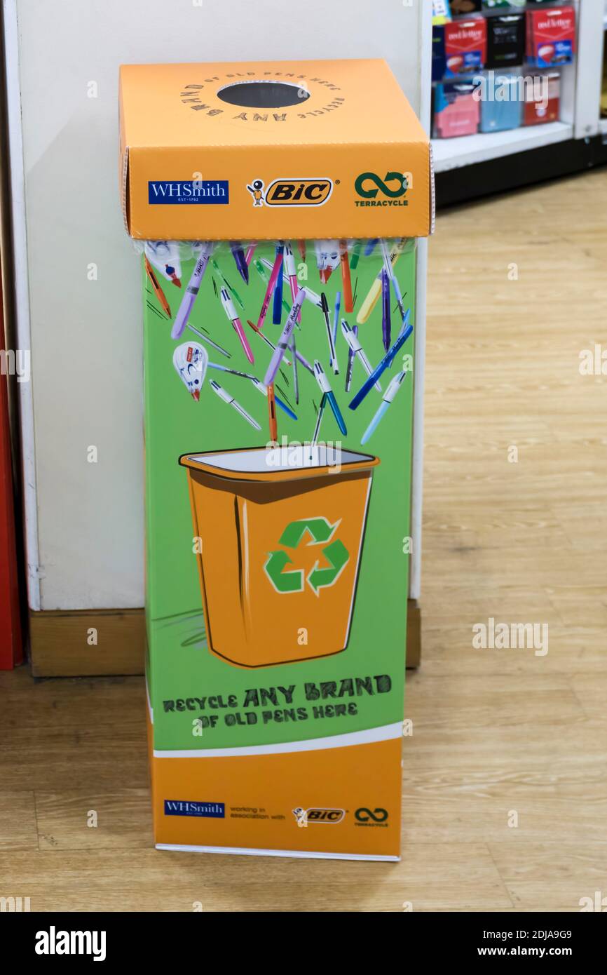 TerraCycle Recyclingstelle für alte Kugelschreiber in einer Niederlassung von W H Smith's. Stockfoto