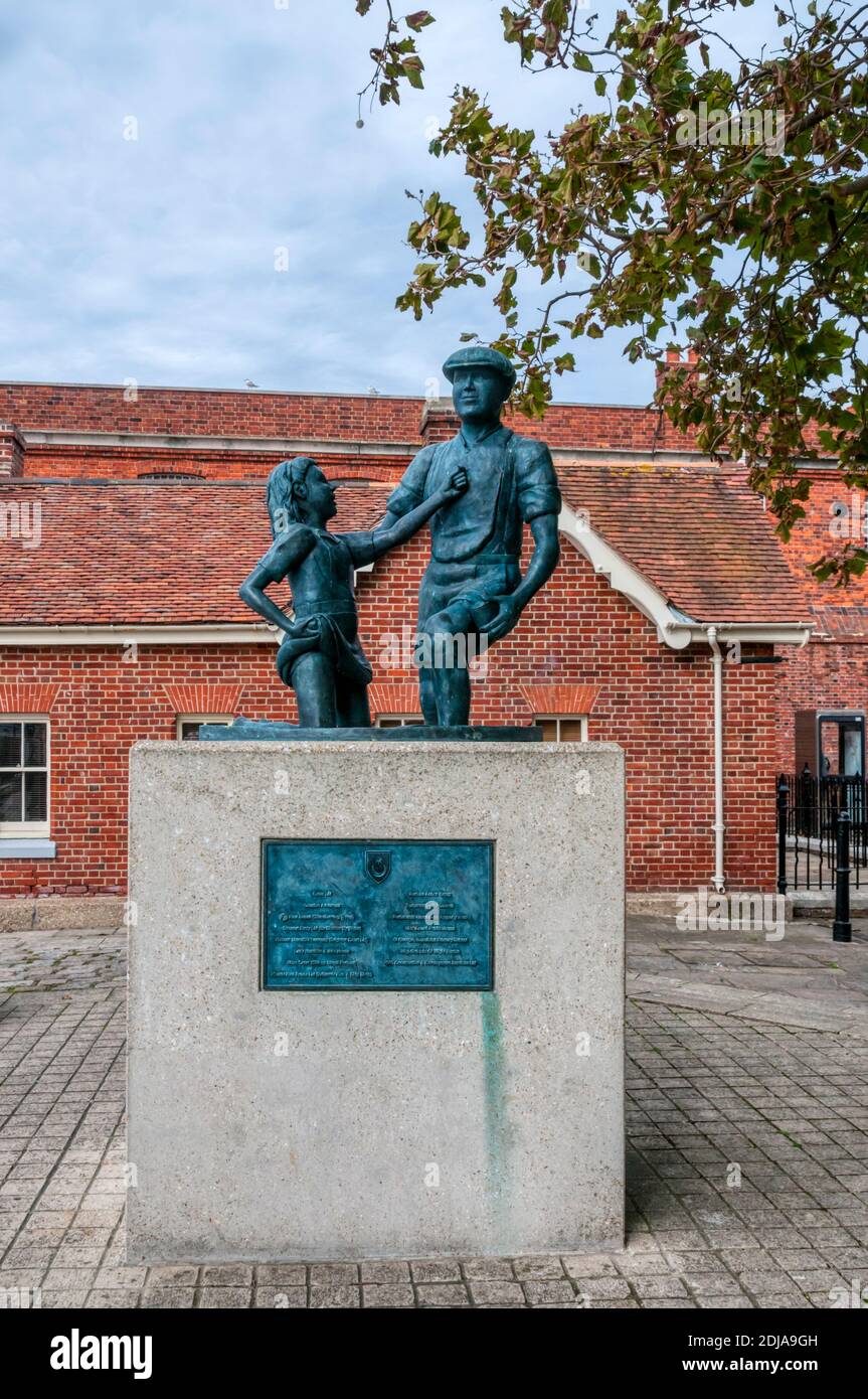 Die Mudlarks-Statue in Portsmouth erinnert an Kinder, die in den Hafenschlamm eintauchen würden, um von Reisenden geworfene Münzen zu erhalten. Stockfoto