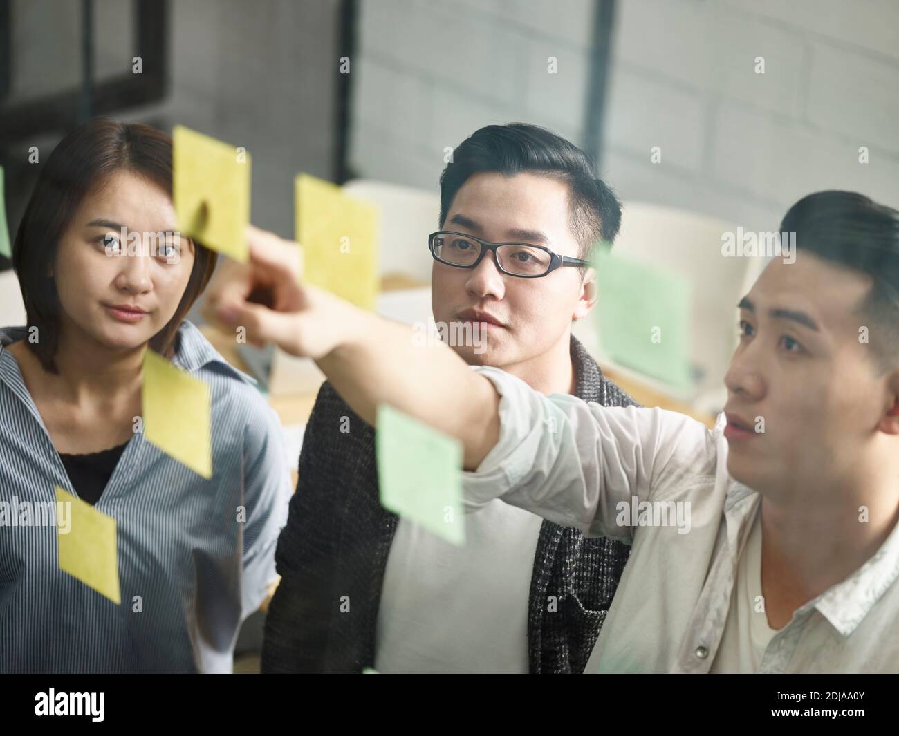 Drei junge asiatische Unternehmer treffen sich im Büro diskutieren Geschäft Stockfoto