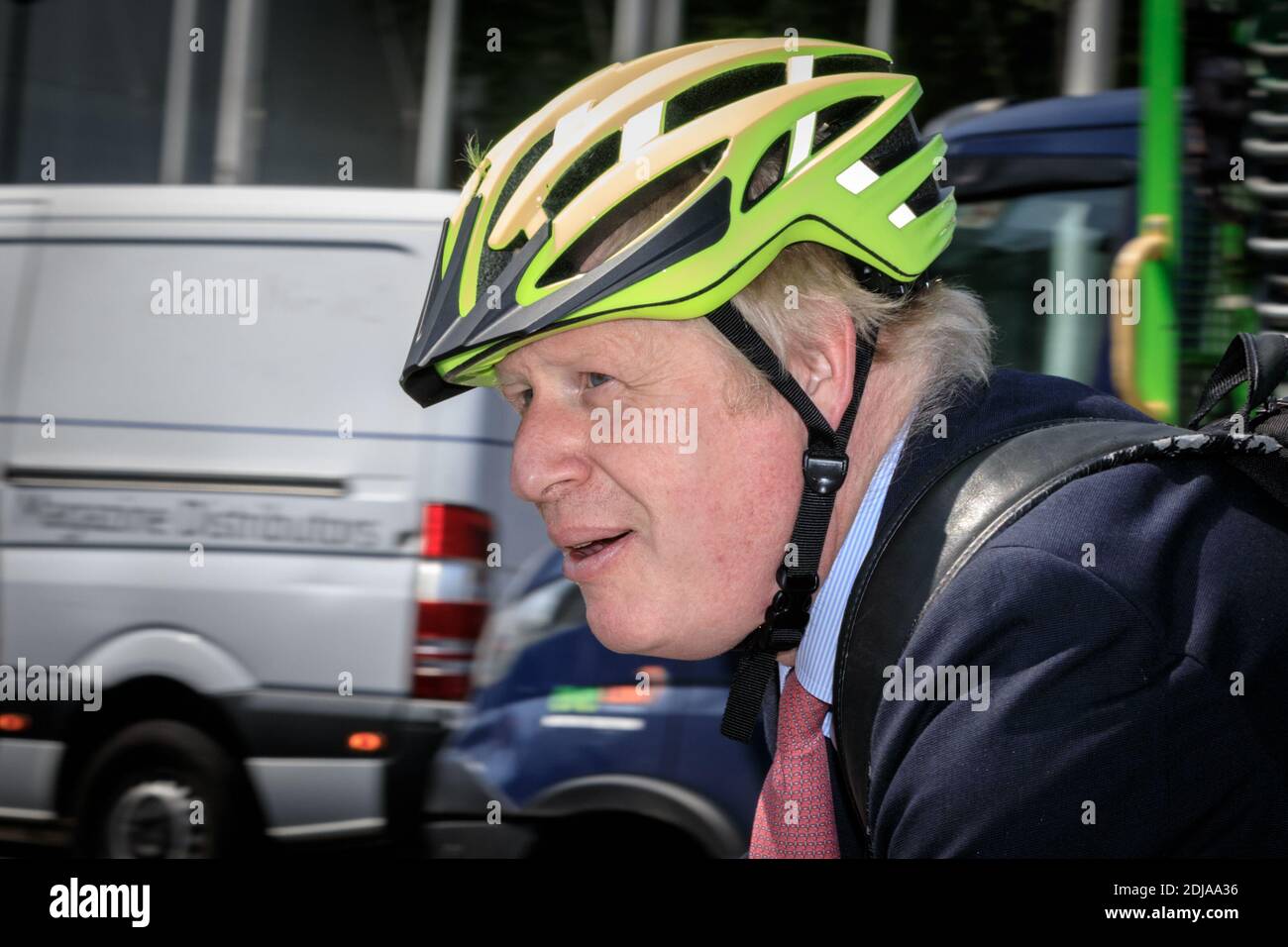 Borish Johnson, Politiker der britischen Konservativen Partei und Premierminister 2019-, auf dem Fahrrad tragen Fahrradhelment, London, Großbritannien Stockfoto