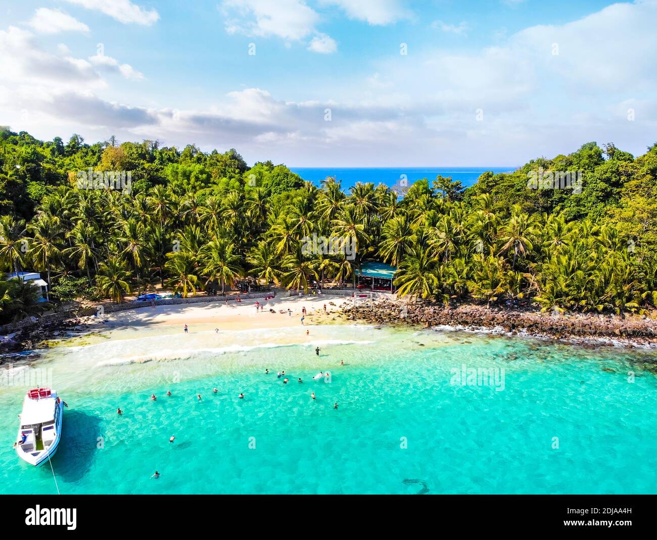 Luftaufnahme der schönen Landschaft, Tourismus-Boote, und Menschen schwimmen auf dem Meer und Strand auf May Rut Insel (eine ruhige Insel mit schönen Strand) Stockfoto