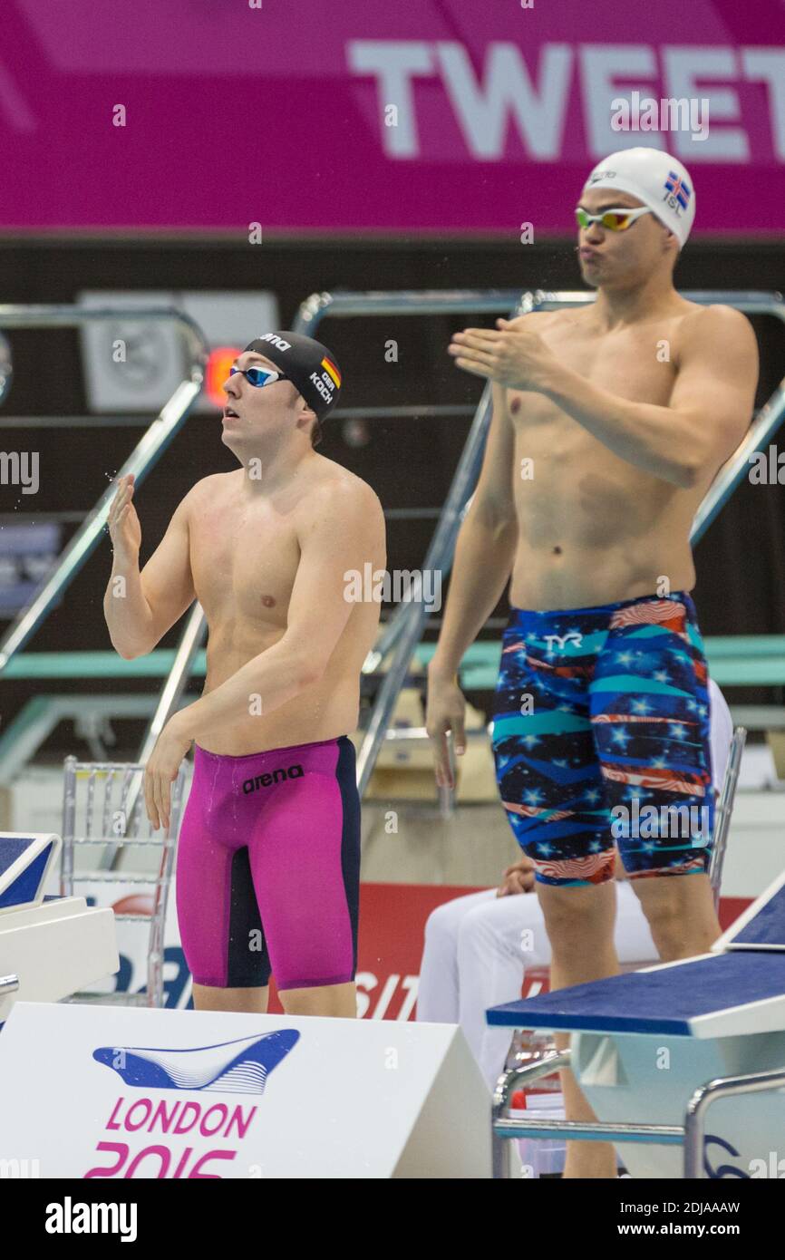 Deutscher Schwimmer Marco Koch, links, erwärmt sich, 200m Brustschwimmen für Männer, Europameisterschaften im Schwimmen, London, Großbritannien Stockfoto