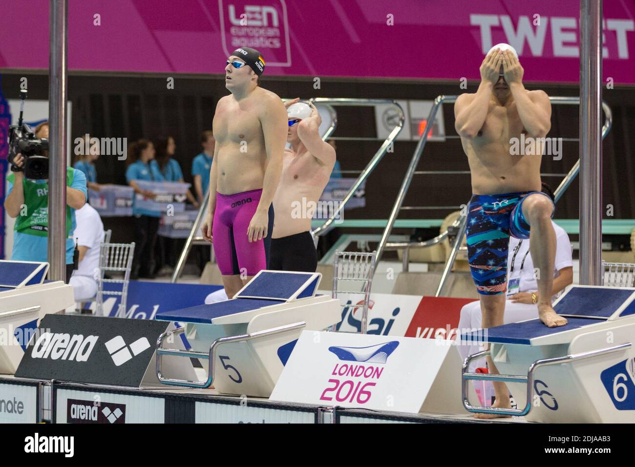 Deutscher Schwimmer Marco Koch, links, erwärmt sich, 200m Brustschwimmen für Männer, Europameisterschaften im Schwimmen, London, Großbritannien Stockfoto