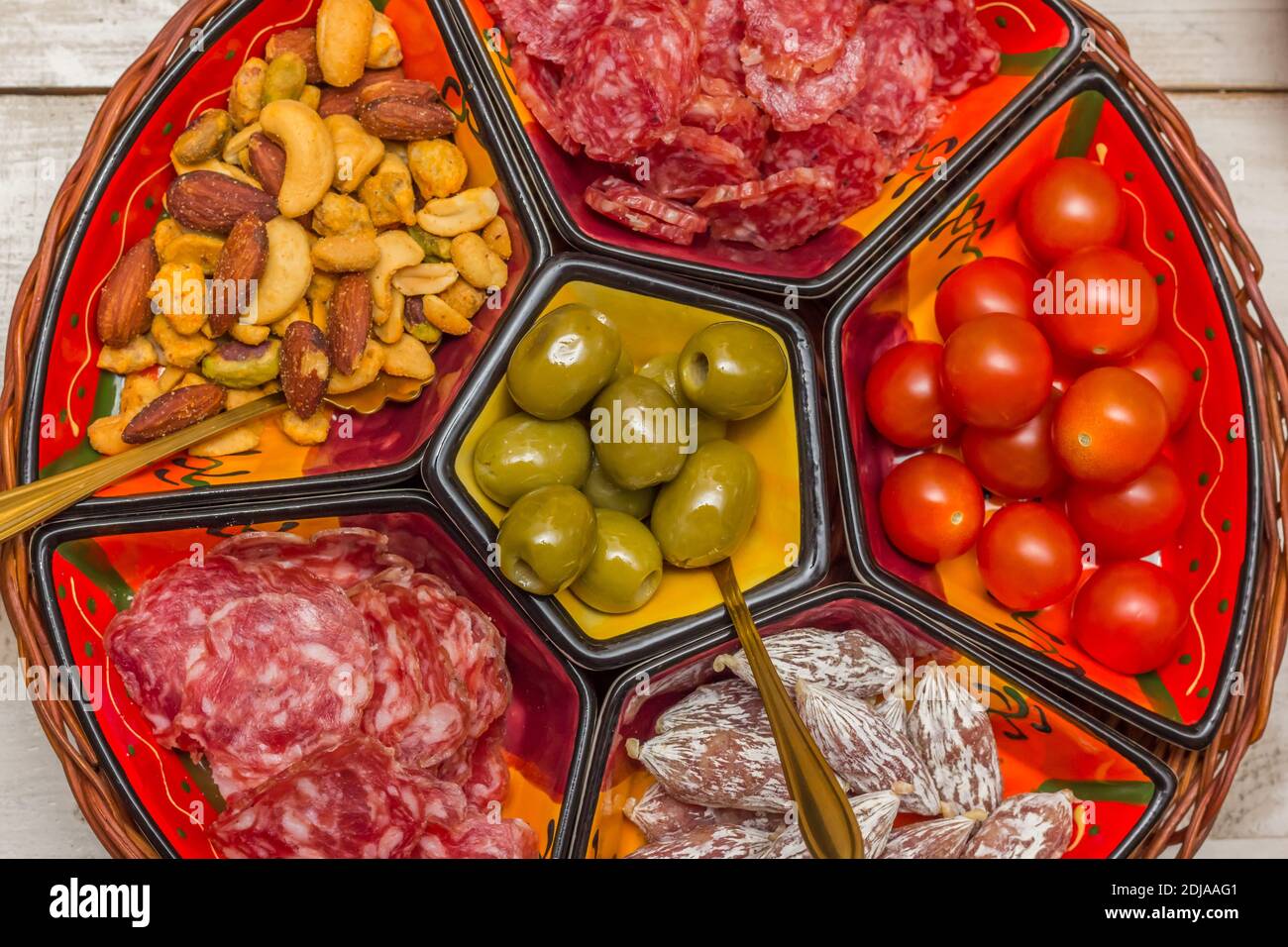 Traditionelle spanische Tapas-Gericht mit Oliven, Chorizo, Nüsse und Fuet Stockfoto