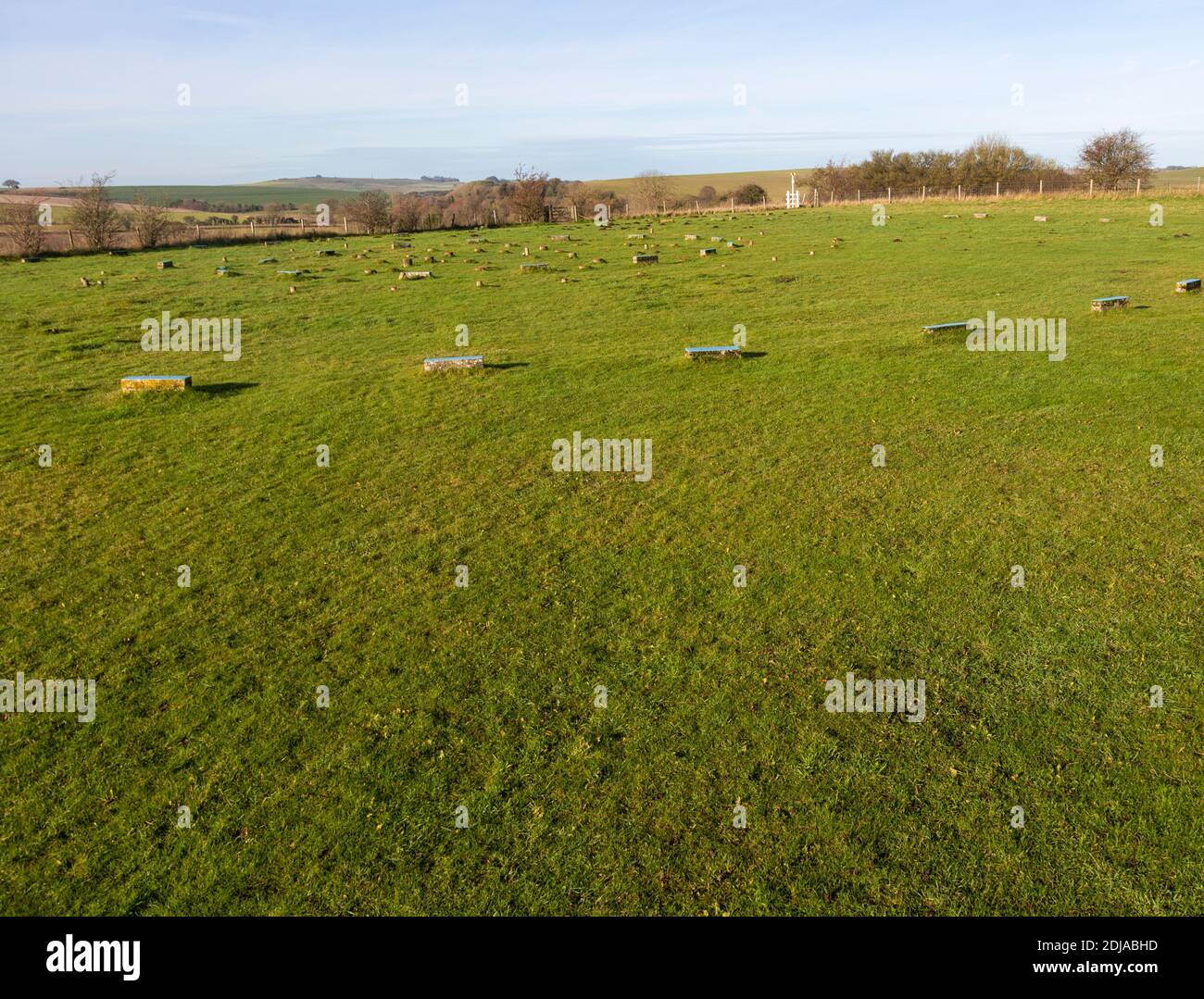 Betonpfosten Marker am neolithikum der vorgeschichtlichen Stätte des Sanctuary, Overton Hill, Wiltshire, England, Großbritannien Stockfoto