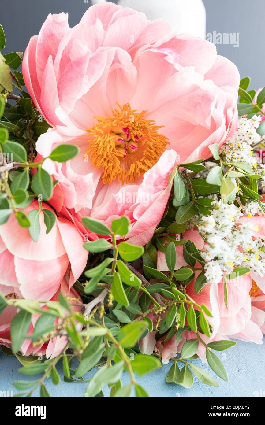 Geöffnet hübsch rosa Pfingstrose in der Mitte eines wilden Bouquet. Stockfoto