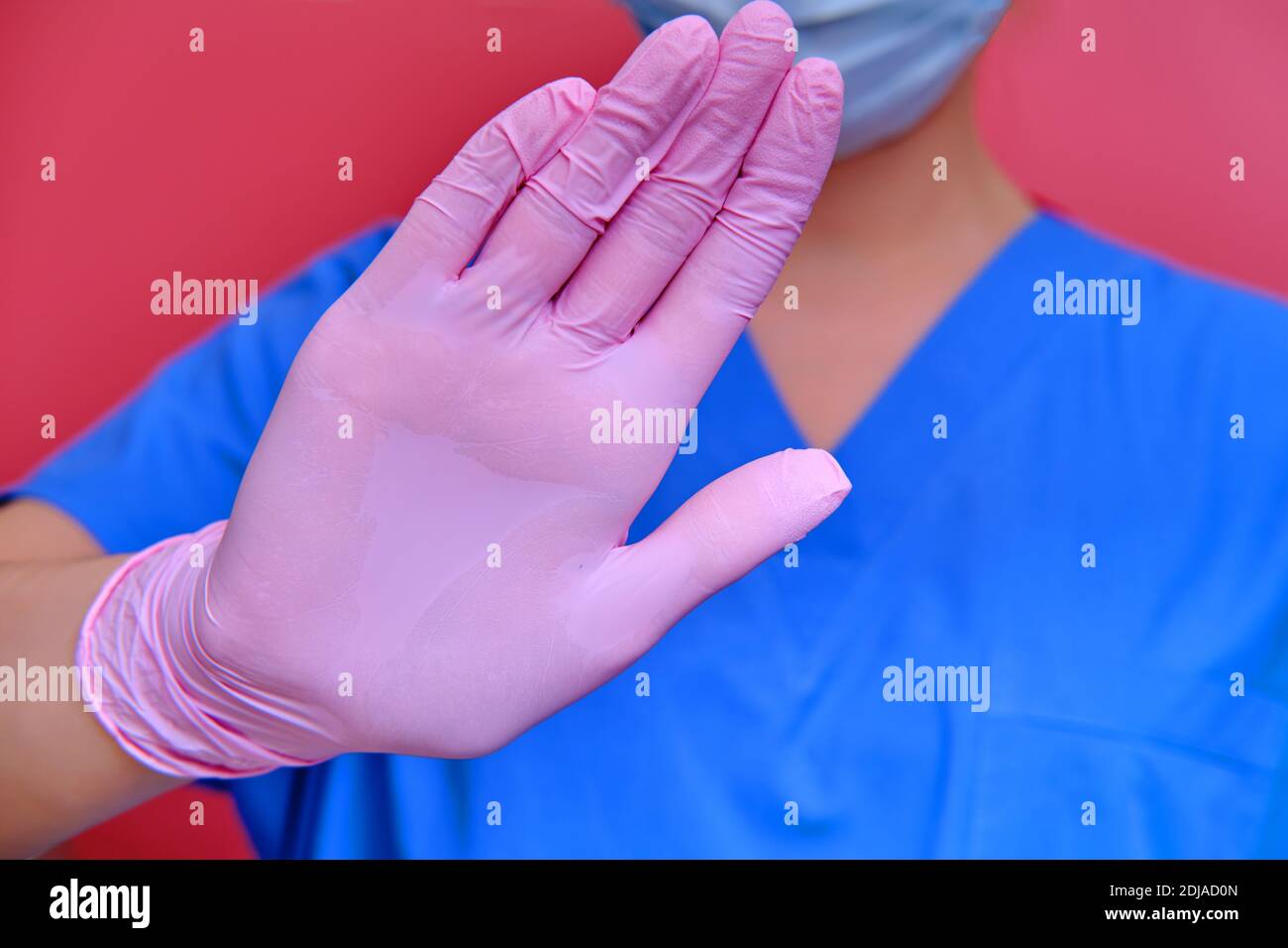 Der Arzt stoppt die Coronavirus-Krankheit mit einer Handbewegung, Nahaufnahme. Konzept der Gegenwirkung von Ärzten und Ärzten auf das Influenza-Virus epid Stockfoto