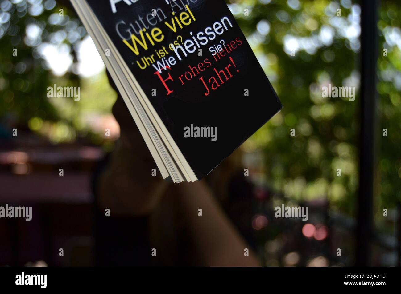 25.08.2011. Bursa, Türkei. Deutsch Lernbuch Rückseite von Frauen halten. Übersetzungen wie viel Uhr ist es? (How view Uhr is es?), Wie heißen Sie? ( Stockfoto