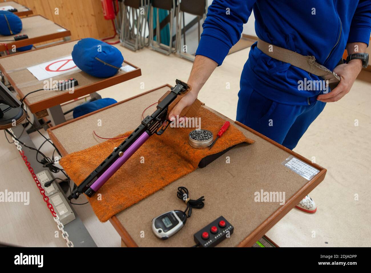 Vorbereitung zum Schießen mit Luftpistole während des Trainings auf dem Schießstand. Professionelle Ausrüstung. Stockfoto