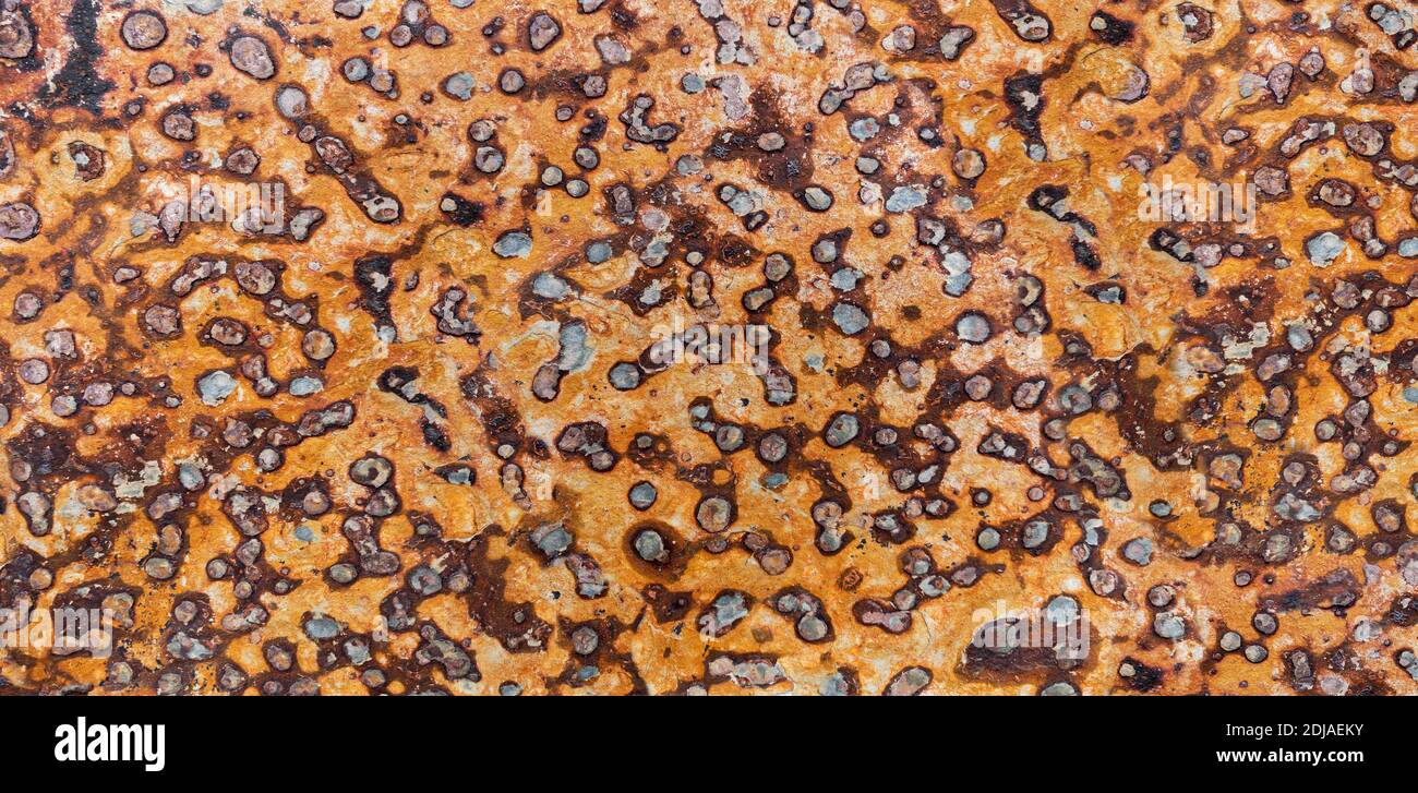 Orange braune Schiefersteinplatte mit abstraktem Punktmuster Stockfoto