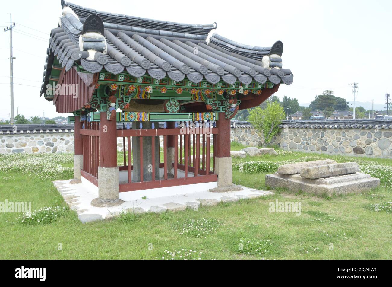 Brunnen und traditionelles koreanisches Gebäude im Gyochon traditionellen Dorf, Gyeongju, Korea Stockfoto