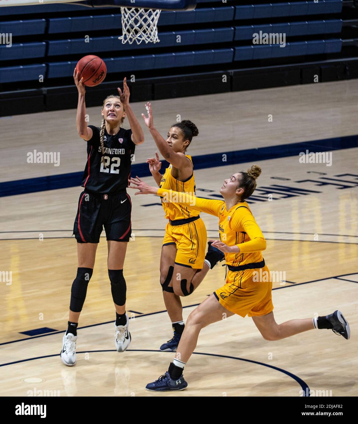 Berkeley, CA, USA, 13. Dezember 2020. A. Stanford Cardinal Forward Cameron Brink (22) punktet in der Farbe während der NCAA Frauen Basketball Spiel zwischen Stanford Cardinal und den California Golden Bears 83-38 Sieg im Hass Pavilion Berkeley Calif. Thurman James/CSM/Alamy Live News Stockfoto