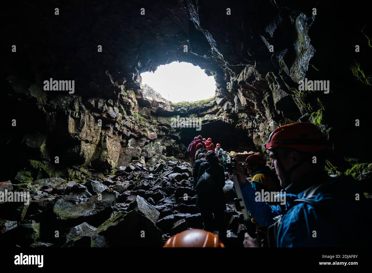 Porlakshafnarvegur, Island - 3. Juli 2018: die Gruppe von Menschen und Touristen Raufarholshellir Lava Tunnel Höhle in Island erkunden. Die Höhle war natürlich Stockfoto