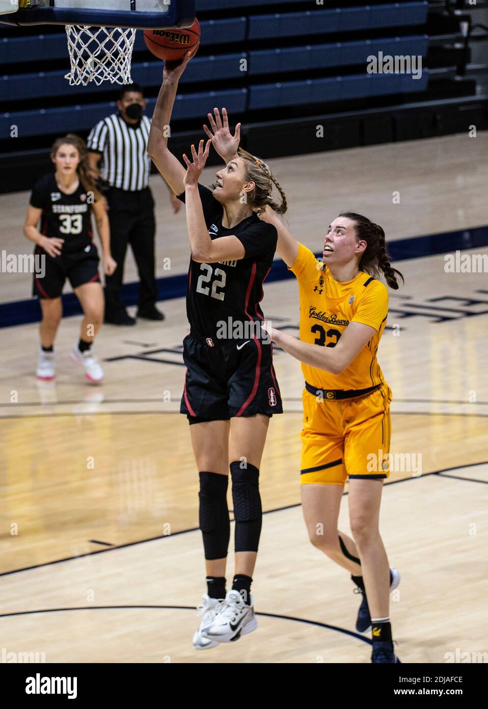 Berkeley, CA, USA, 13. Dezember 2020. A. Stanford Cardinal Forward Cameron Brink (22) punktet in der Farbe während der NCAA Frauen Basketball Spiel zwischen Stanford Cardinal und den California Golden Bears 83-38 Sieg im Hass Pavilion Berkeley Calif. Thurman James/CSM/Alamy Live News Stockfoto