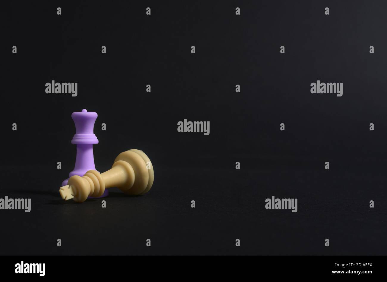 Feministisches Symbol. Die Königin besiegte den König. Gleichheit und Gleichheit für Frauen. Schachfiguren Metapher Stockfoto