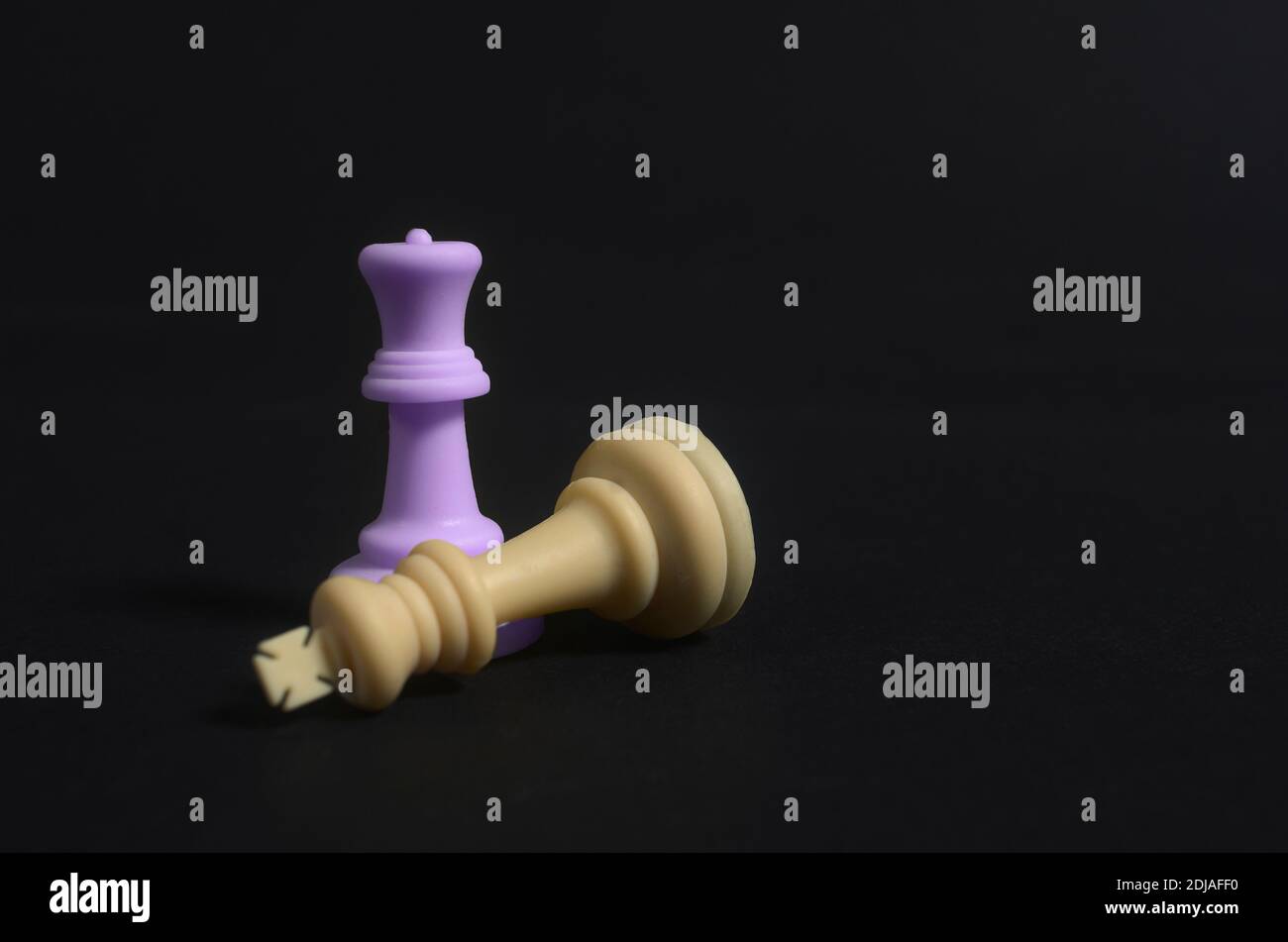 Feministisches Symbol. Die Königin besiegte den König. Gleichheit und Gleichheit für Frauen. Schachfiguren Metapher Stockfoto