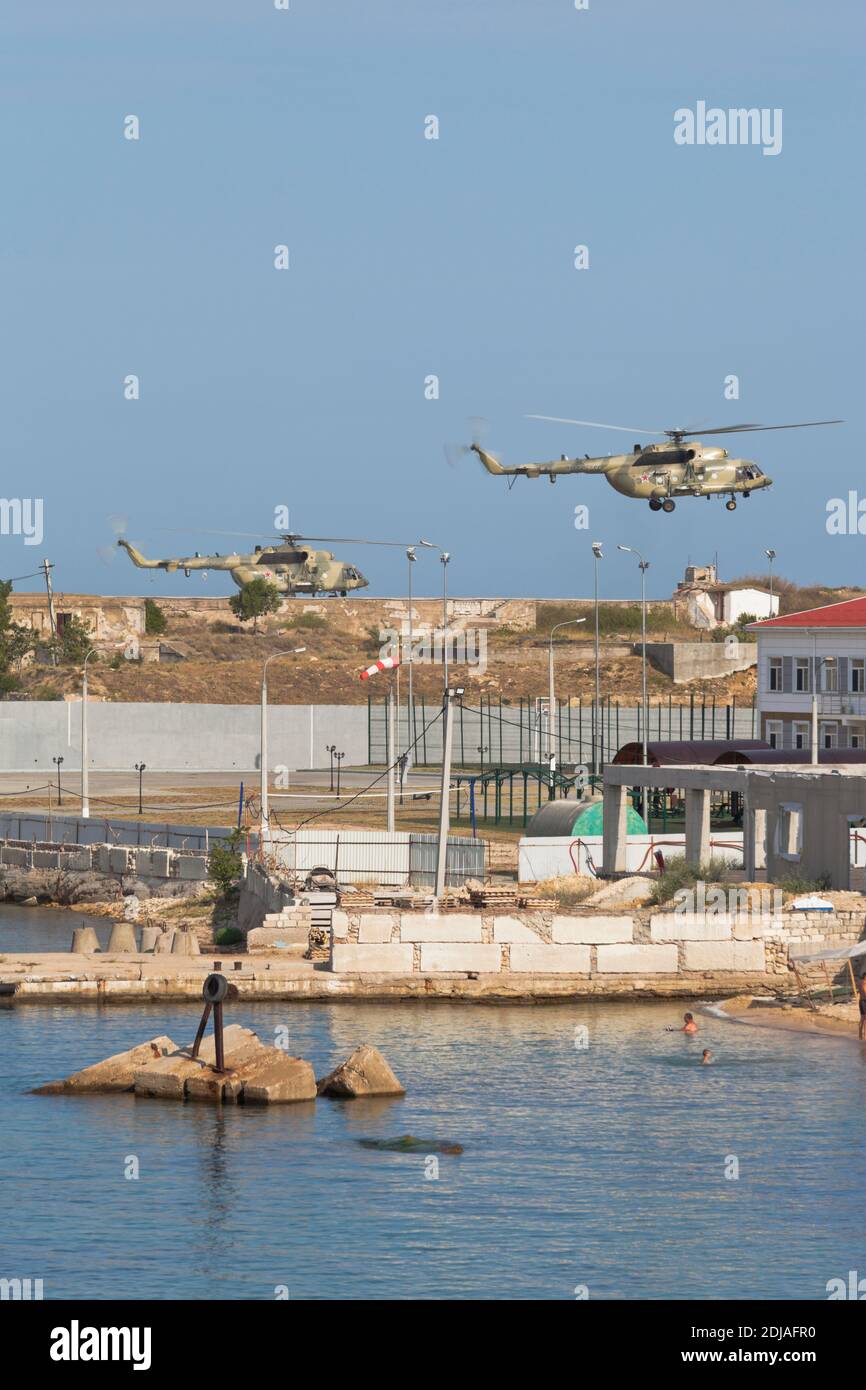Sewastopol, Krim, Russland - 26. Juli 2020: Hubschrauber Mi-8AMTSh der russischen Luft- und Raumfahrtstreitkräfte führen Landung auf der Konstantinowskaja Batterie in Stockfoto