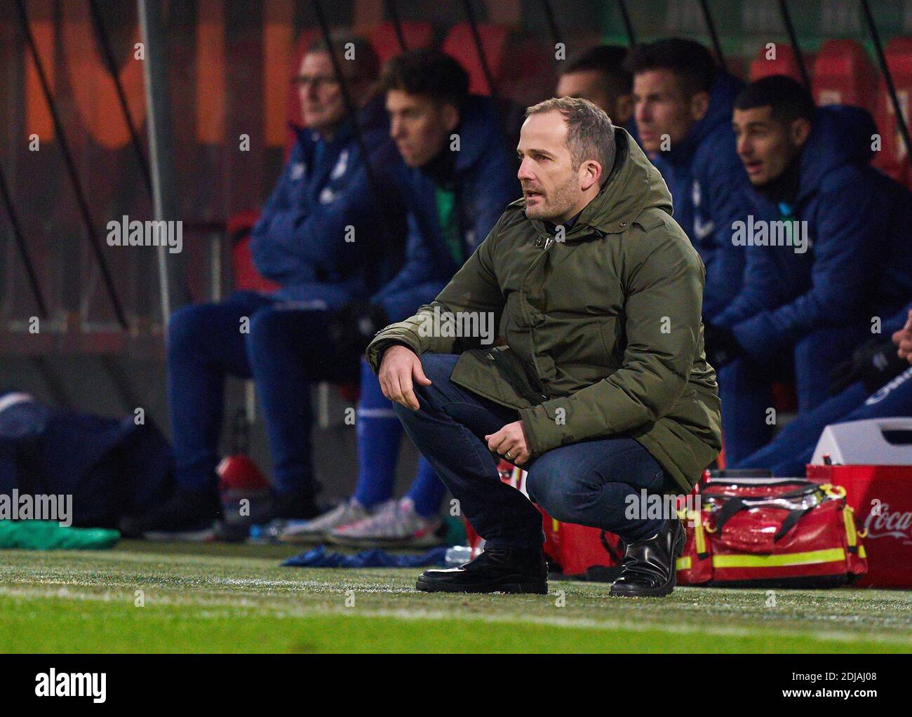 Manuel BAUM, Trainer Schalke im Spiel FC AUGSBURG - FC SCHALKE 04 1.Deutsche Fußballliga, Augsburg, Deutschland, 13. Dezember 2020. Saison 2020/2021, Spieltag 11, 1.Bundesliga © Peter Schatz / Alamy Live News Nationale und internationale Nachrichtenagenturen OUT redaktionelle Verwendung - die DFL-BESTIMMUNGEN VERBIETEN DIE VERWENDUNG VON FOTOS als BILDSEQUENZEN und/oder QUASI-VIDEOS - Stockfoto