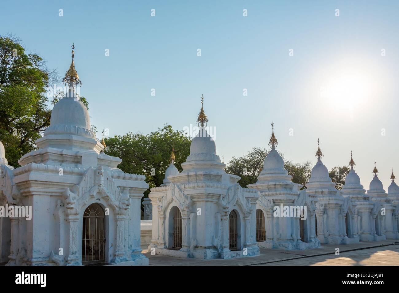 Weiße Stupas der Kuthodaw Pagode in Mandalay, Burma Myanmar Stockfoto