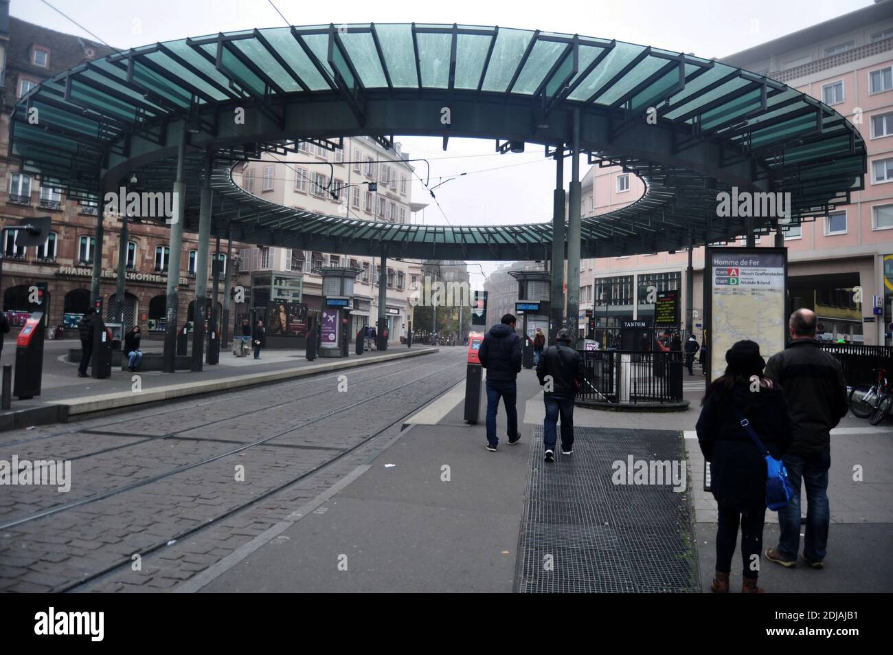 Franzosen und Reisende ausländische zu Fuß und warten Straßenbahn und Bus zum Ziel an der Homme de fer Tram Bahnhof in der Altstadt von Straßburg Stockfoto