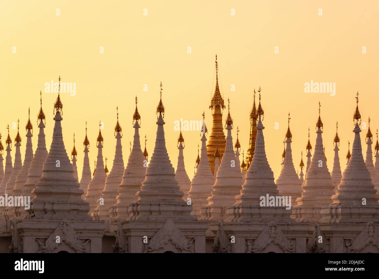 Weiße Stupas der Sanda Muni Pagode bei Sonnenuntergang in Mandalay, Burma Myanmar Stockfoto