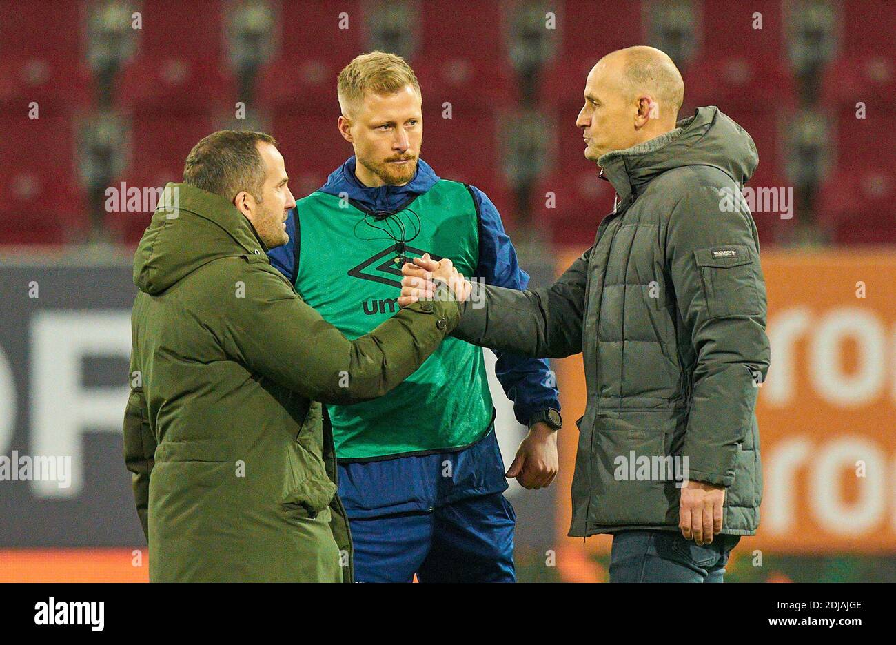 Manuel BAUM, Trainer Schalke Heiko HERRLICH, FCA Trainer, Teamchef, nach dem Spiel FC AUGSBURG - FC SCHALKE 04 2-2 1.Deutsche Fußballliga, Augsburg, Deutschland, 13. Dezember 2020. Saison 2020/2021, Spieltag 11, 1.Bundesliga © Peter Schatz / Alamy Live News Nationale und internationale Nachrichtenagenturen OUT redaktionelle Verwendung - die DFL-BESTIMMUNGEN VERBIETEN DIE VERWENDUNG VON FOTOS als BILDSEQUENZEN und/oder QUASI-VIDEOS - Stockfoto