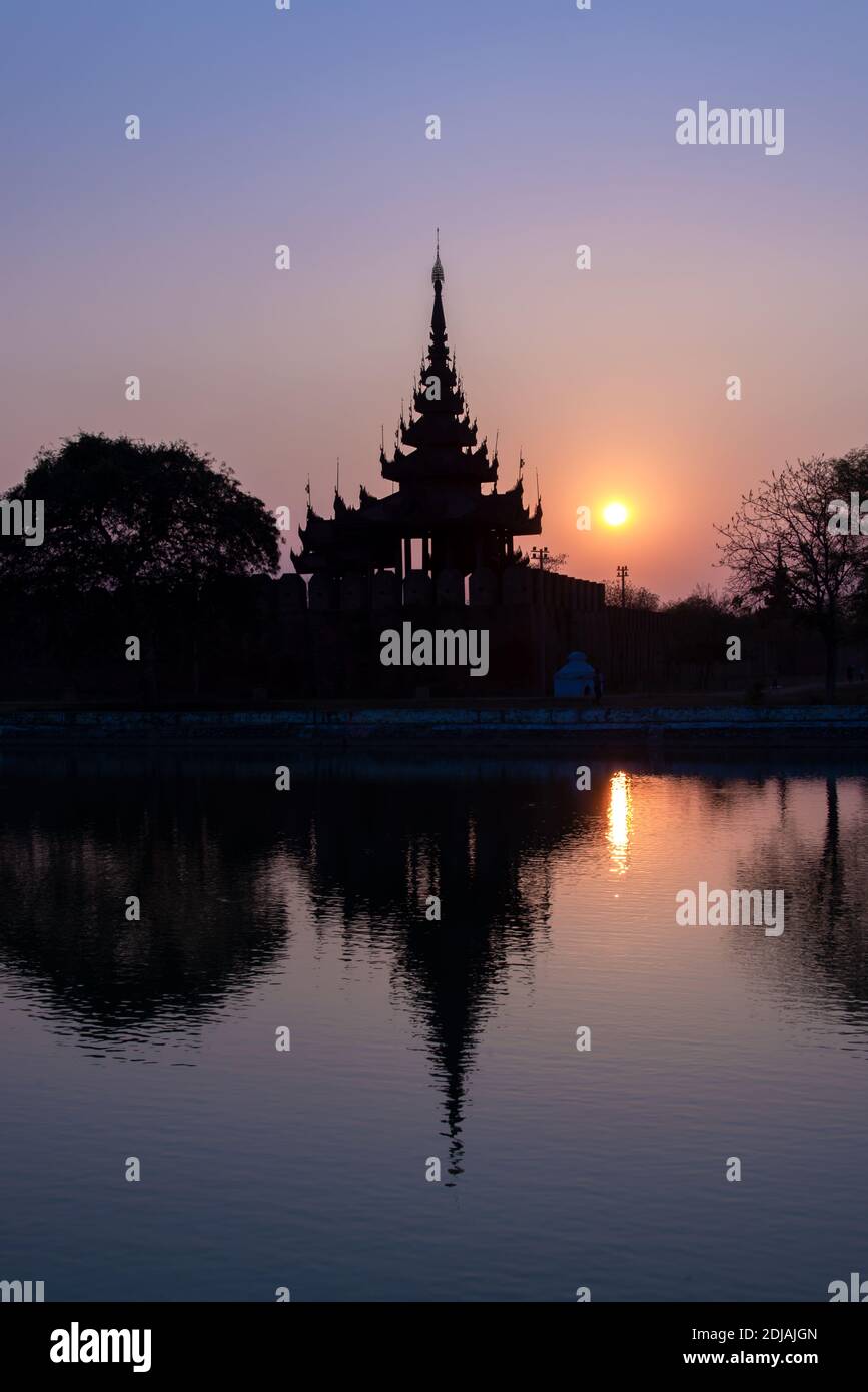 Königspalast bei Sonnenuntergang mit Wasserspiegelungen in Mandalay Burma, Myanmar Stockfoto
