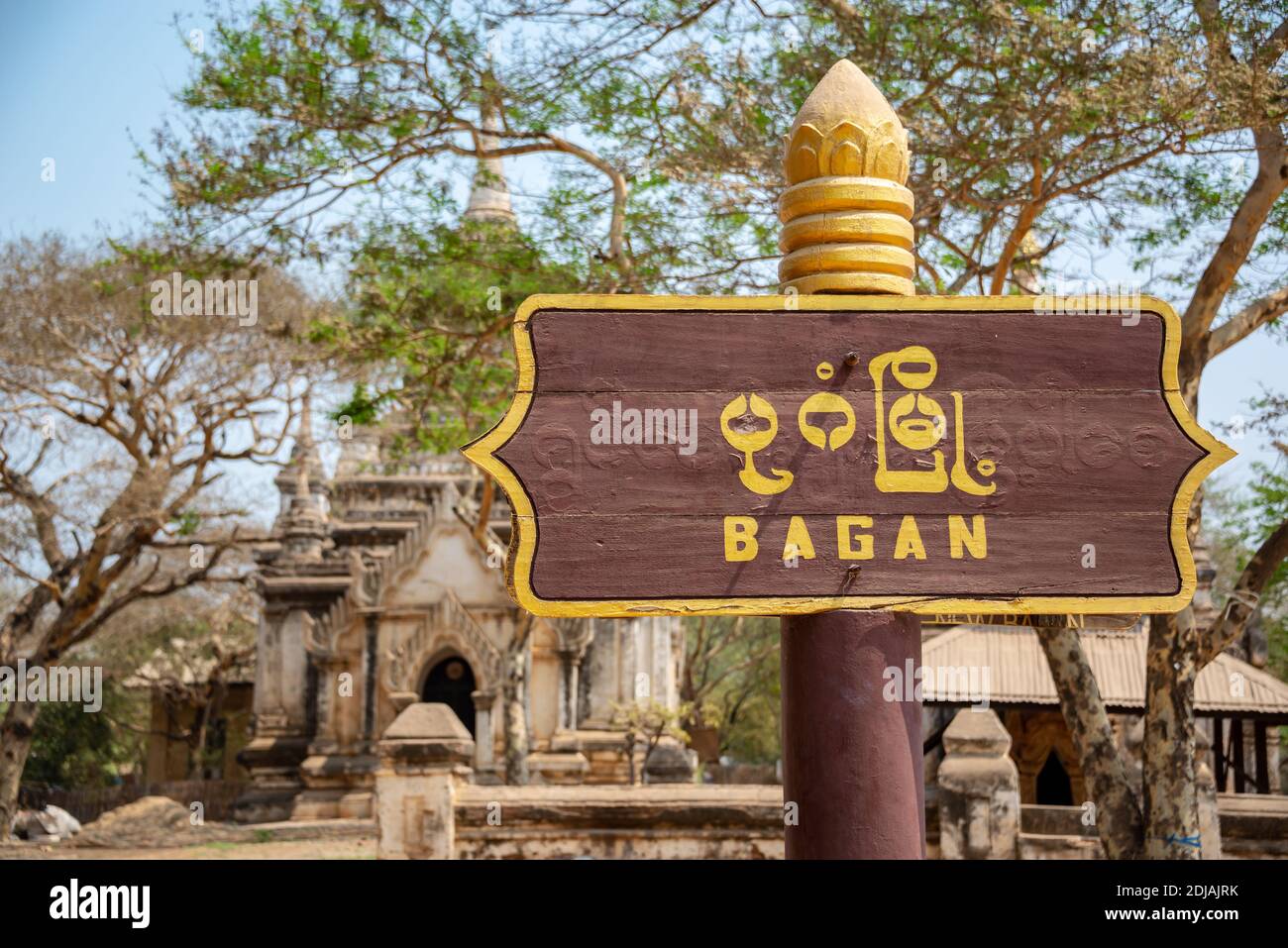 Bagan Straßenschild, buddhistischer Tempel im Hintergrund, Burma Myanmar Stockfoto