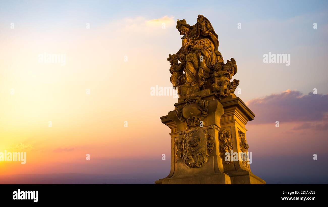 St. Ludmila Statue auf der Karlsbrücke in Prag bei Sonnenaufgang Stockfoto